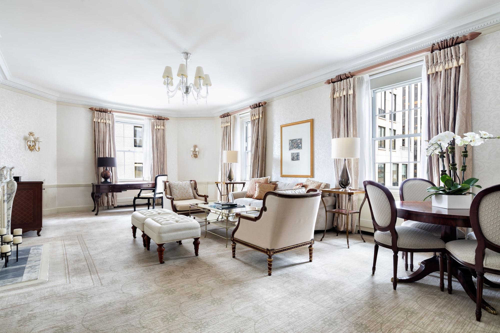The Pierre, A Taj Hotel, Ню Йорк Екстериор снимка A living room at 220 Central Park South