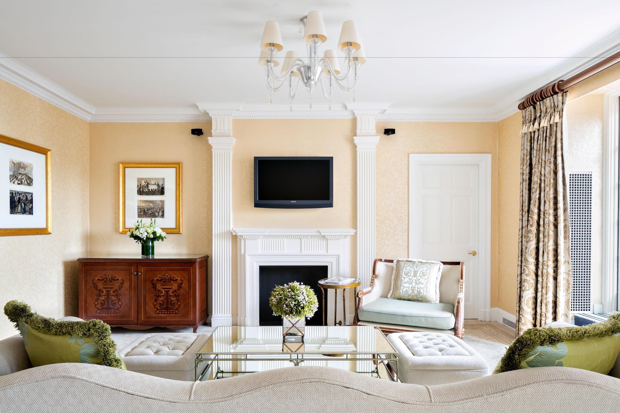 The Pierre, A Taj Hotel, Ню Йорк Екстериор снимка A living room