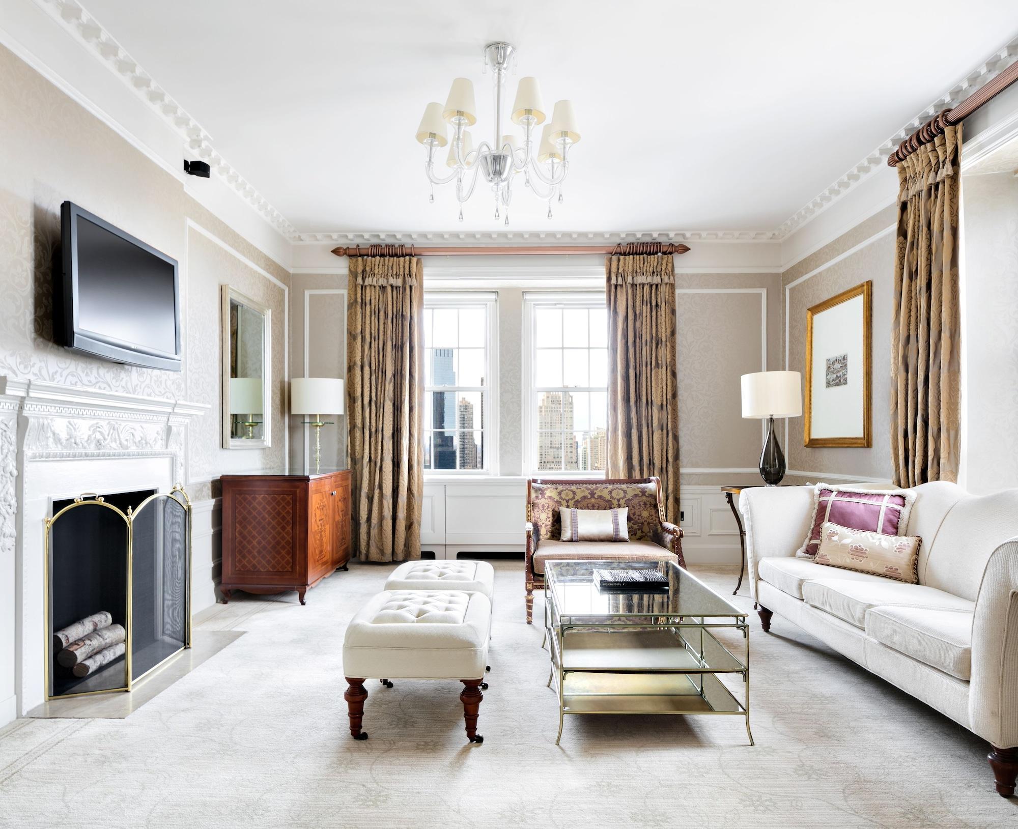The Pierre, A Taj Hotel, Ню Йорк Екстериор снимка A living room in a townhouse