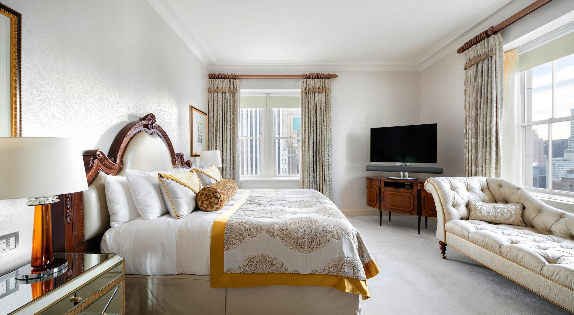 The Pierre, A Taj Hotel, Ню Йорк Екстериор снимка A bedroom at the hotel