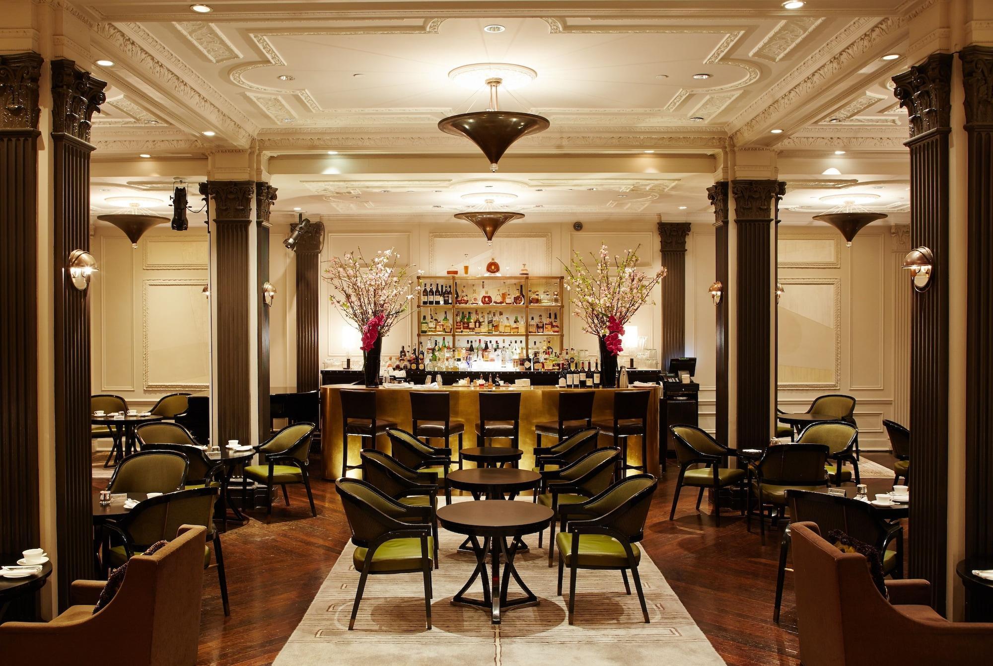 The Pierre, A Taj Hotel, Ню Йорк Екстериор снимка The bar at the hotel