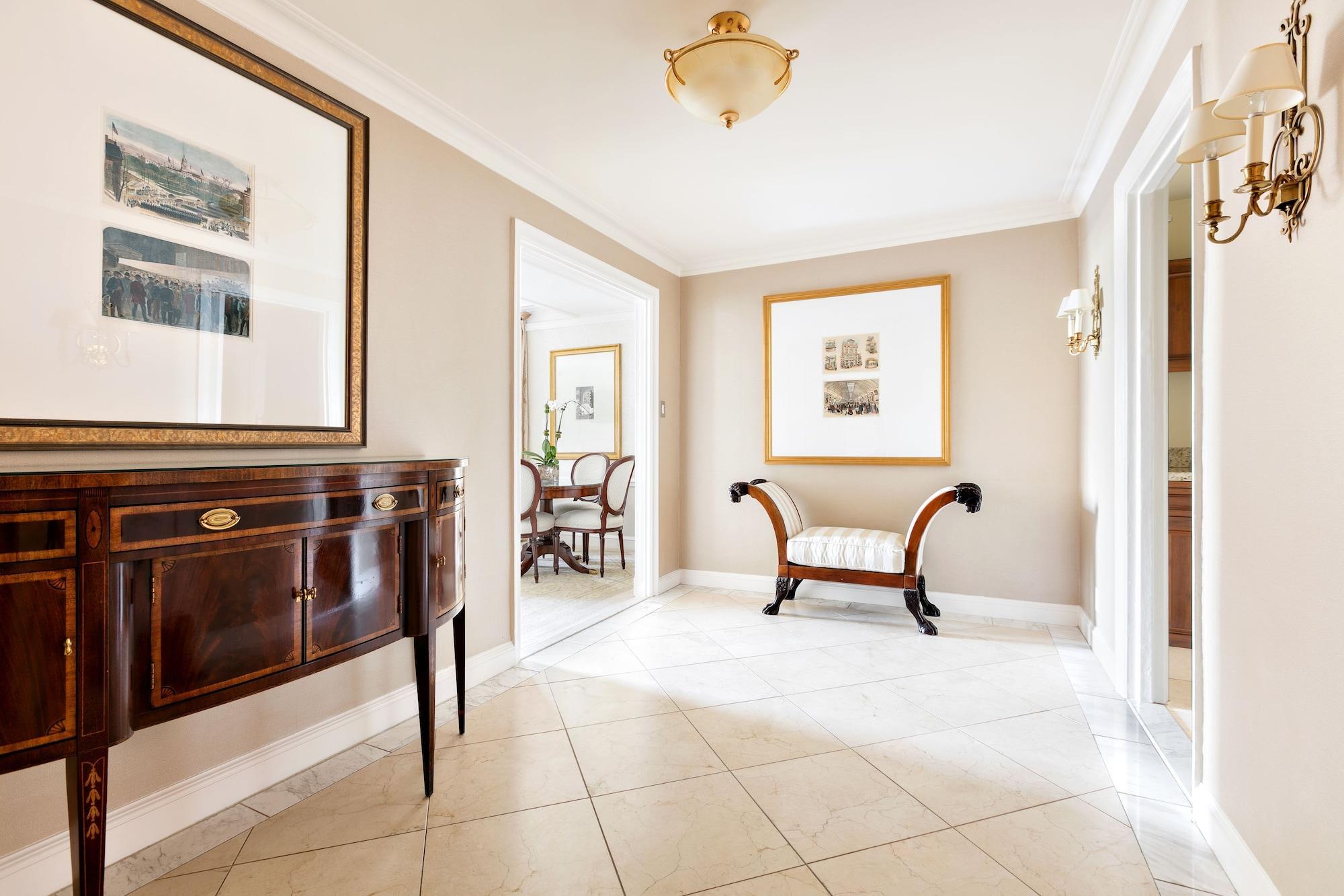The Pierre, A Taj Hotel, Ню Йорк Екстериор снимка A hallway