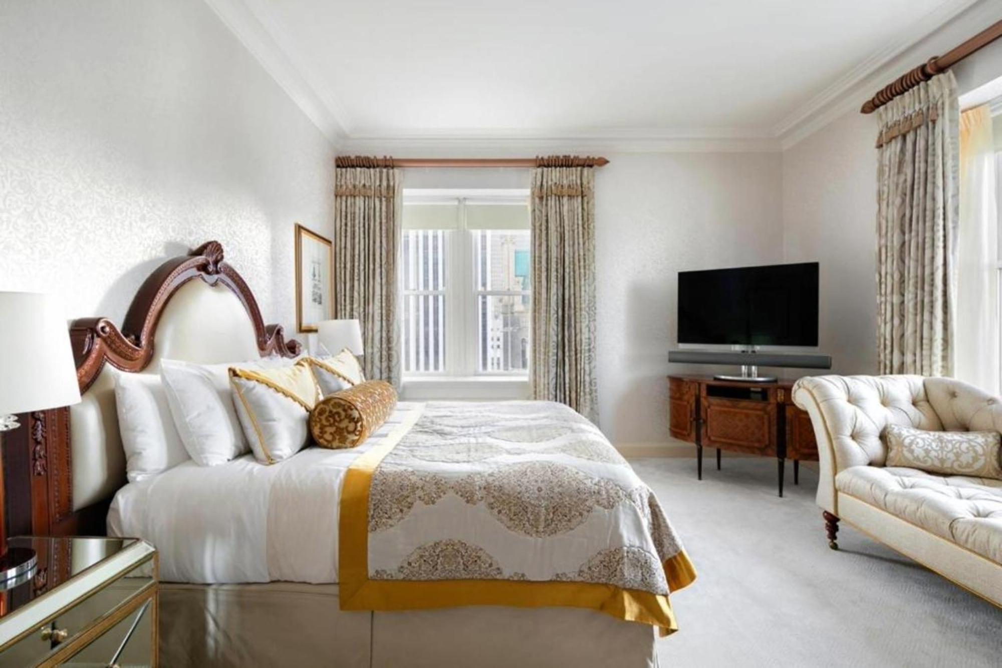 The Pierre, A Taj Hotel, Ню Йорк Екстериор снимка A bedroom at the hotel