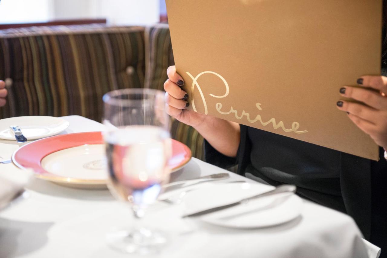 The Pierre, A Taj Hotel, Ню Йорк Екстериор снимка A server delivers a box of Perrier water at a restaurant